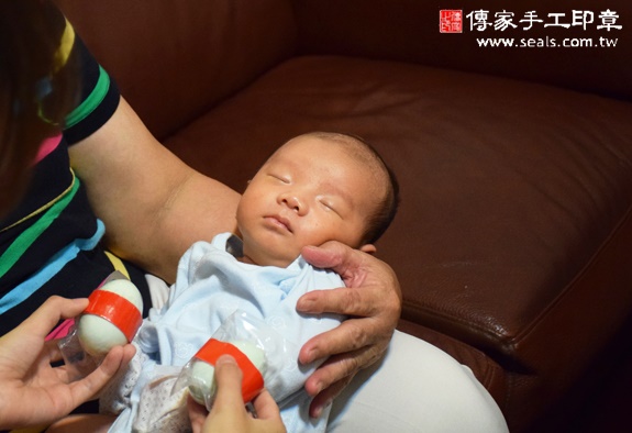 張寶寶(台中太平區到府嬰兒寶寶滿月剃頭理髮、免費到府嬰兒剃胎毛儀式吉祥話)。到府剃頭剃胎毛主持、專業拍照、DVD光碟、證書。★購買「臍帶章、肚臍章、胎毛筆刷印章」贈送：剃頭、收涎、抓周，三選一。2015.11.15 照片5
